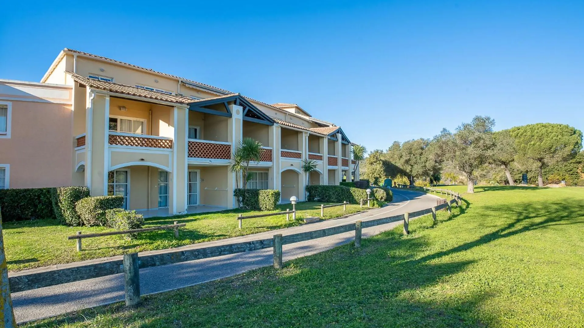 Apartment Village Cap Esterel - Le Village-82 By Interhome Saint-Raphaël