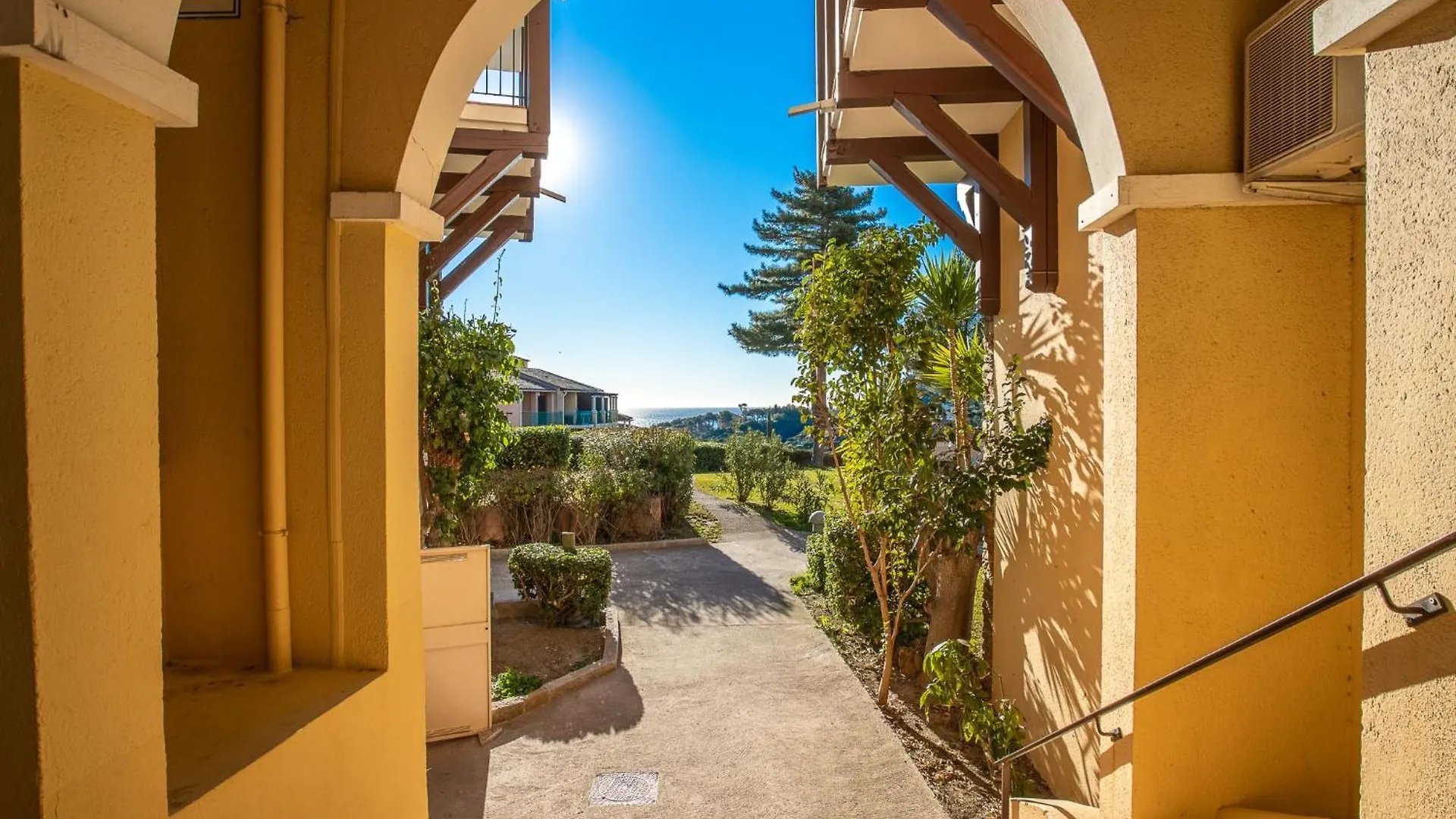 Apartment Village Cap Esterel - Le Village-82 By Interhome Saint-Raphaël Francia